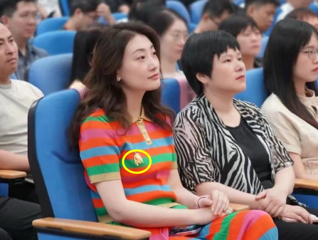 宗馥莉穿Gucci裙，我没破防
宗馥莉又美又瘦，我也没破防
但是看到宗馥莉胸口别