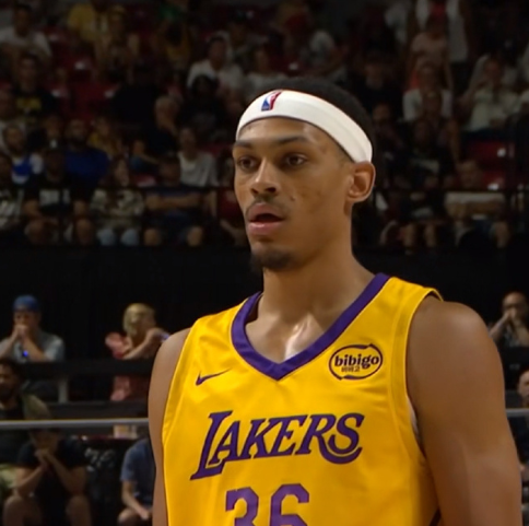 CBA的含金量还在上升，NBA解说员：状元弗拉格首秀整场比赛都没能摆脱贝兹利的防