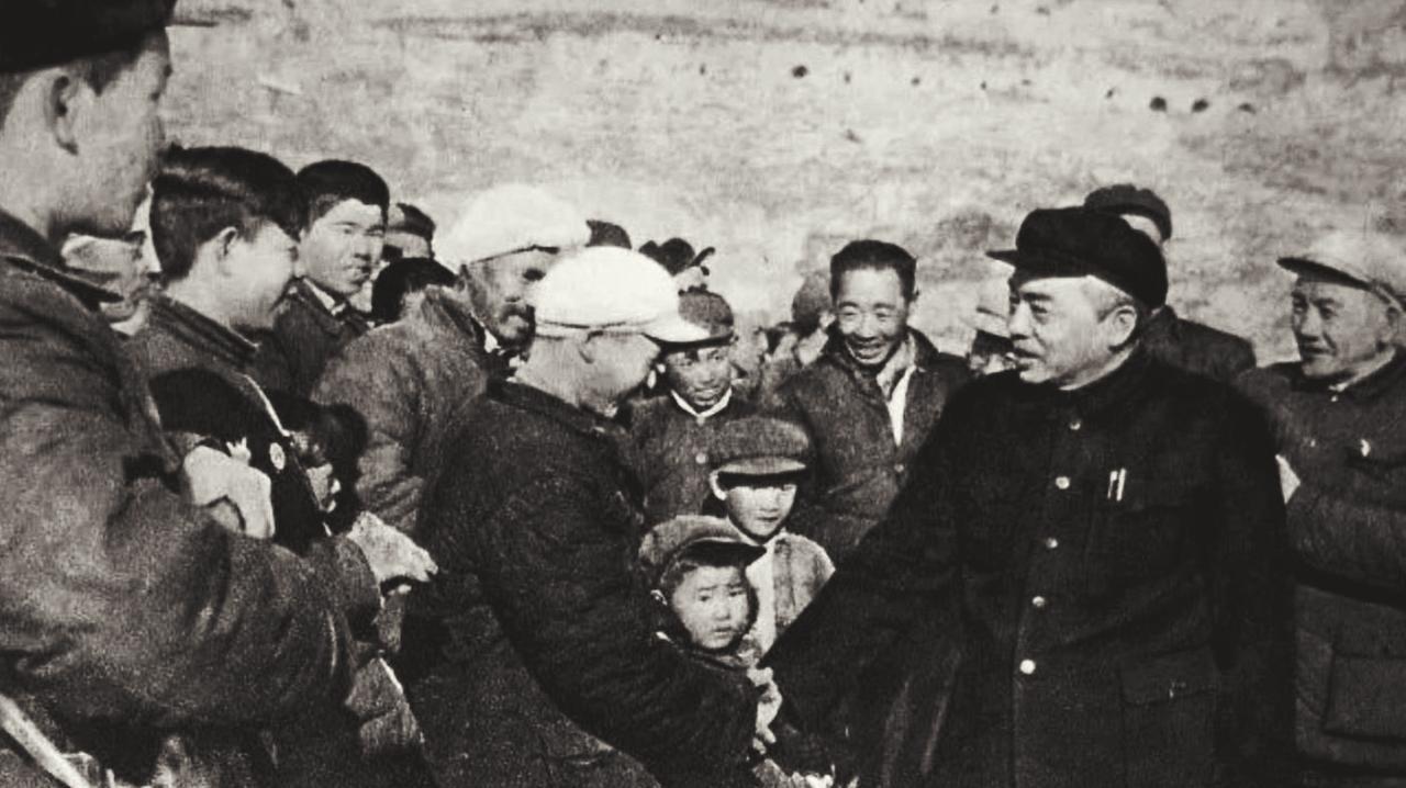 1958年，从湘潭老家回京后，警卫参谋跑过来，笑着讲：“彭总，大队干部送了一瓷坛