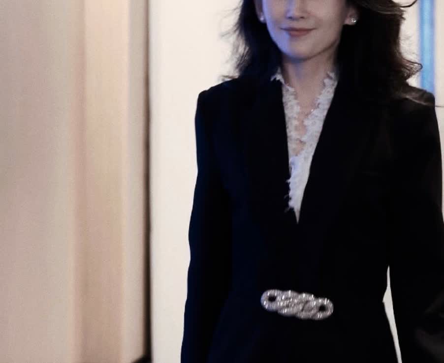 其实，汪峰现任女友森林北犯了一个致命的错误。
那就是：
谜之自信地觉得自己能