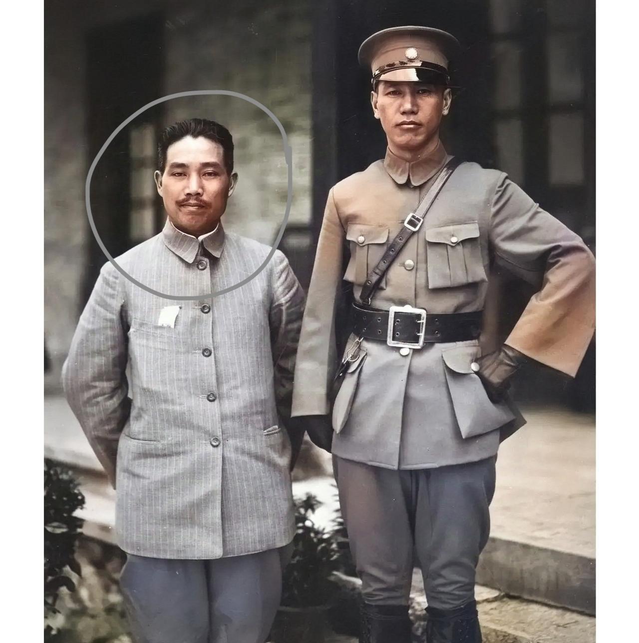 这才是蒋中正的真实貌相，并非演员扮演的角色！这张老照片摄于1926年的广州，猜猜