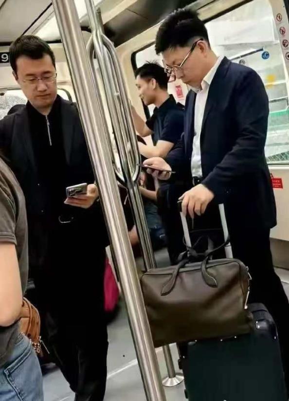华为降成本太厉害了！

像余承东这种级别的，出行要么自己开车，要么自己坐出租车，