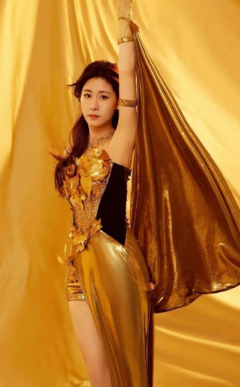 张碧晨身着金色礼服，真的好耀眼！