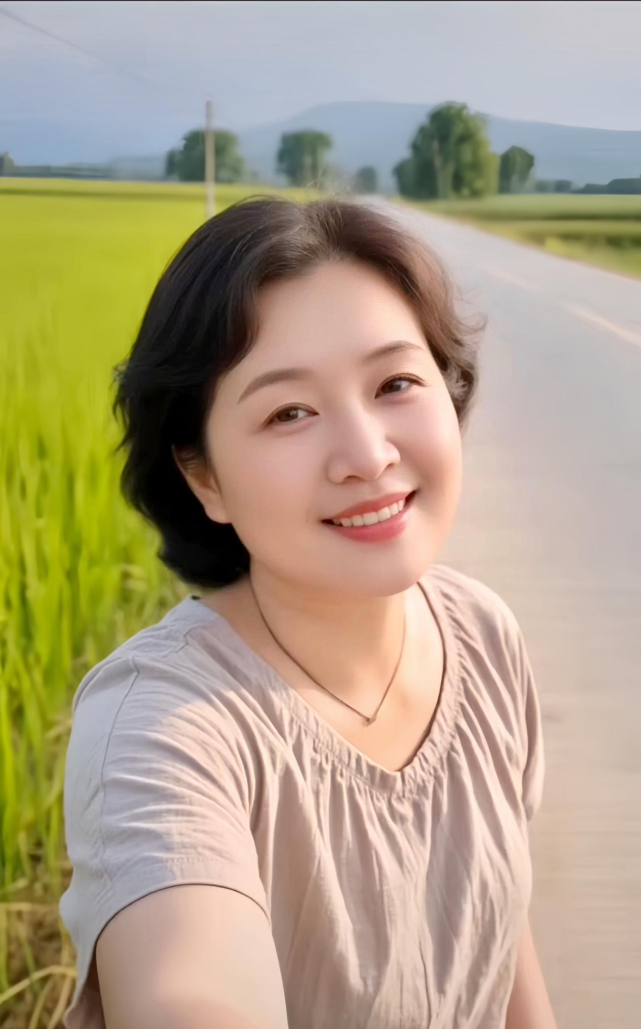 《夸夸农村俏媳妇》
农村媳妇一朵花，温柔贤淑人人夸。
洗衣做饭带娃娃，样样事情不