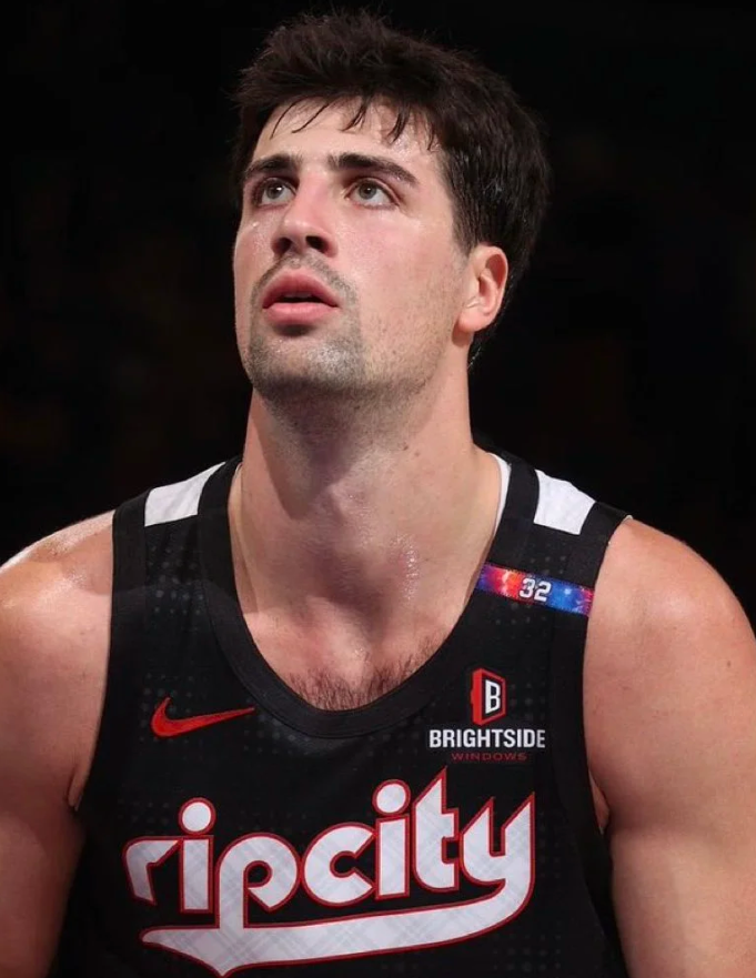 NBA常规赛，开拓者以125-117击败鹈鹕。
全场比赛，开拓者球员德尼-阿夫迪