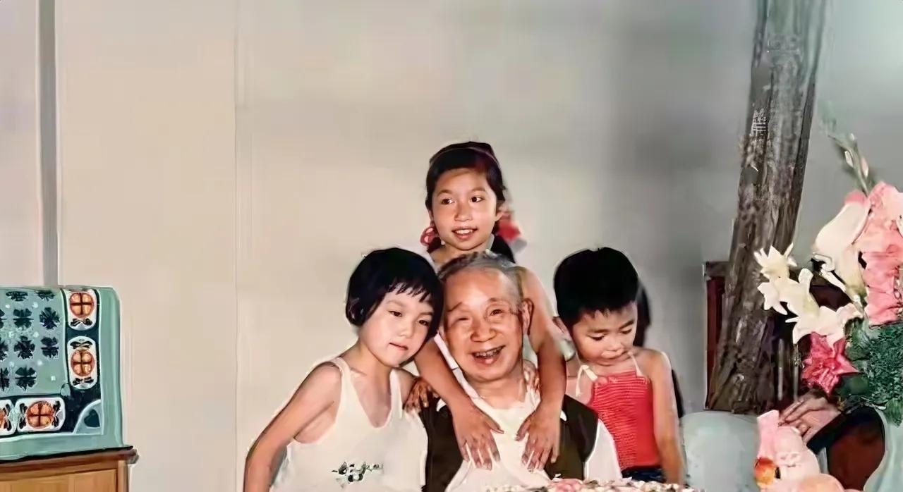 1983年，军事家粟裕大将迎来76岁寿辰。他与三个孙儿温馨合影，画面其乐融融。爷