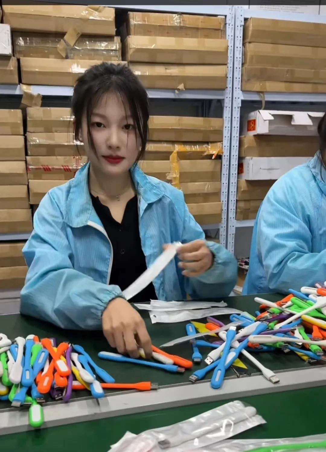 《钱》
是人都会把钱想
挣钱方法百种样
有人虽然挣千万
…………？
拋砖引玉：