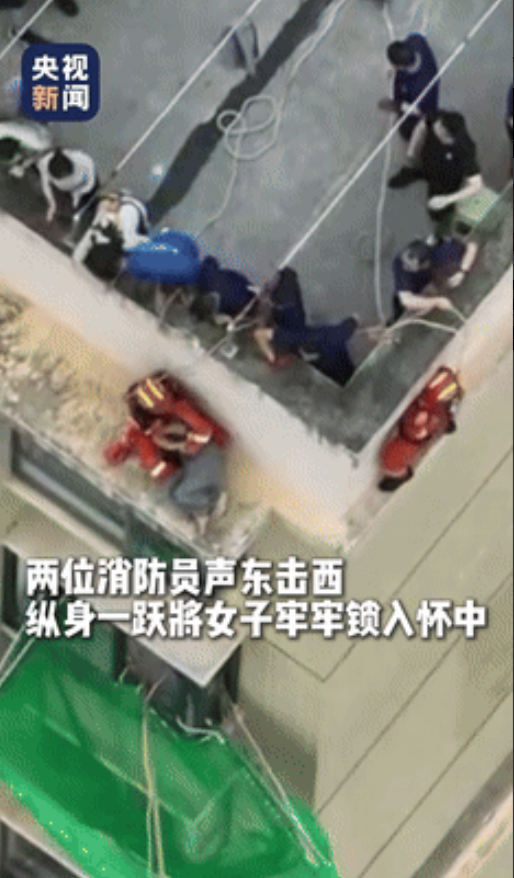 “眼泪止不住了！”湖南，女子欲从33楼轻生，女儿撕心裂肺大喊：“妈妈你回来，我真