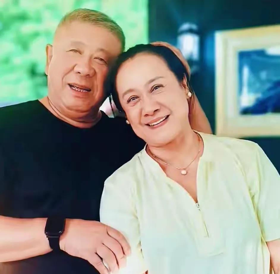 程煜和韩雪松自1992年结婚以来，感情稳定而且家庭幸福，两人育有一子，现已结婚成