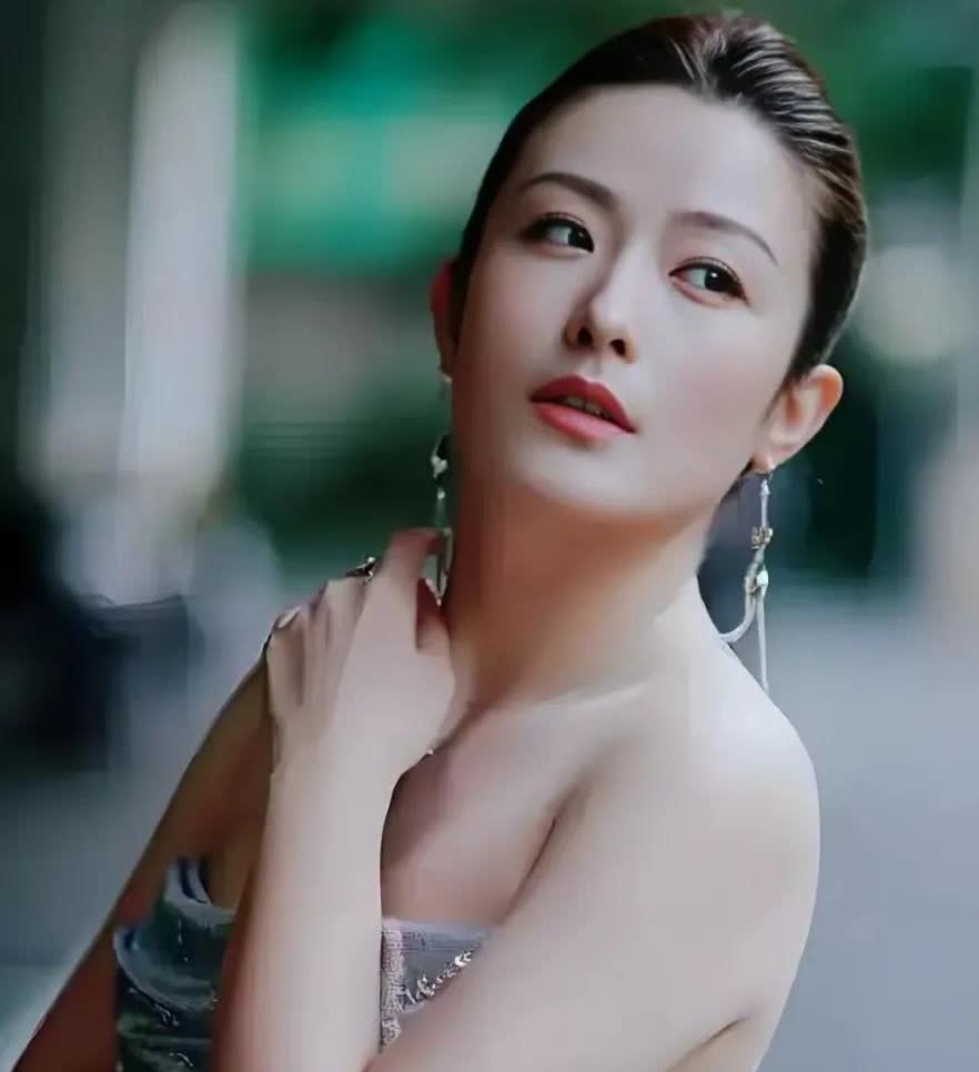 徐百慧，皮肤白皙，身材曲线颇为丰腴出众，出道多年以来未有绯闻，可以说是娱乐圈的清