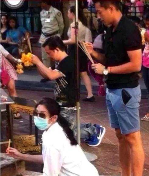 大S生前和汪小菲一起烧香拜佛，她是忘记了求佛许她长命百岁了吗？又或者她曾在佛前许