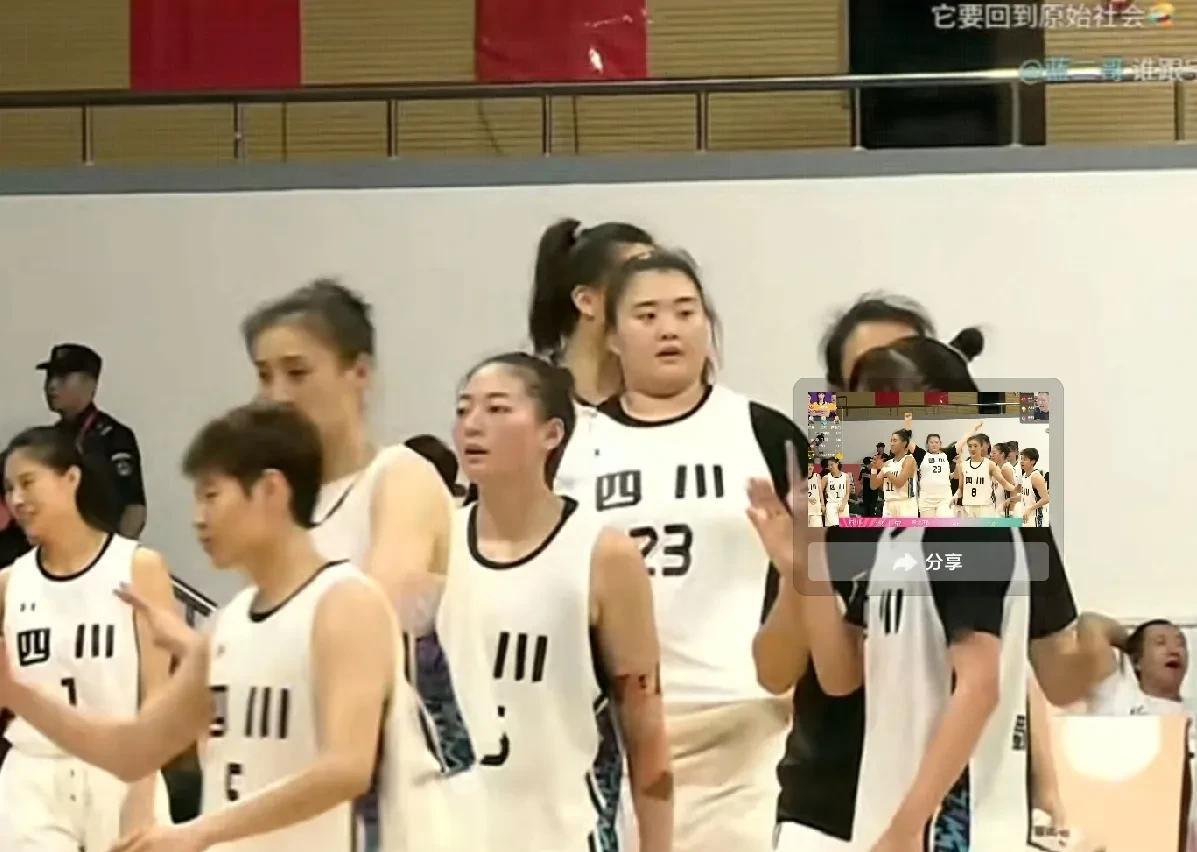 四川女篮119:57狂胜黑龙江女篮晋级决赛。
四川女篮实力强劲，此前五场全胜，而