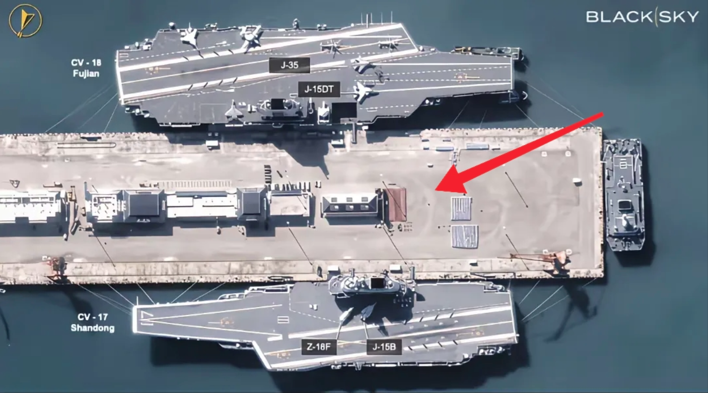 好事将近！福建号旁边码头上观礼台都搭建好了，看来仪式应该会在最近几天举行。

再