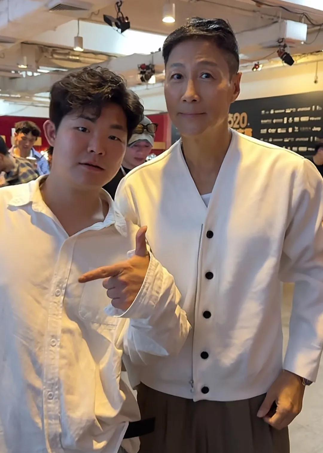 香港偶遇反派专业户，非常面熟，有人认得他吗？
近日，某网友在个人社交账号上分享了