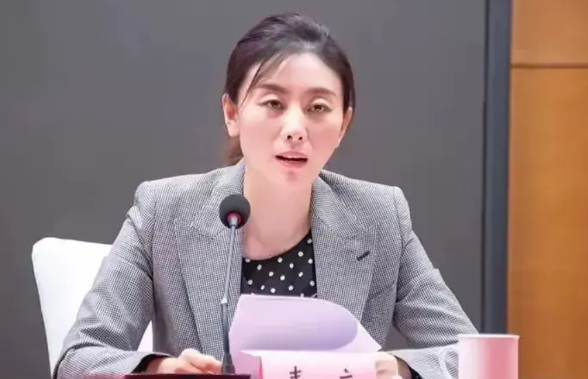 又一足协塌式腐败出现舞协领导层一网打尽
 中国舞蹈协会主席，副主席，秘书长近期全
