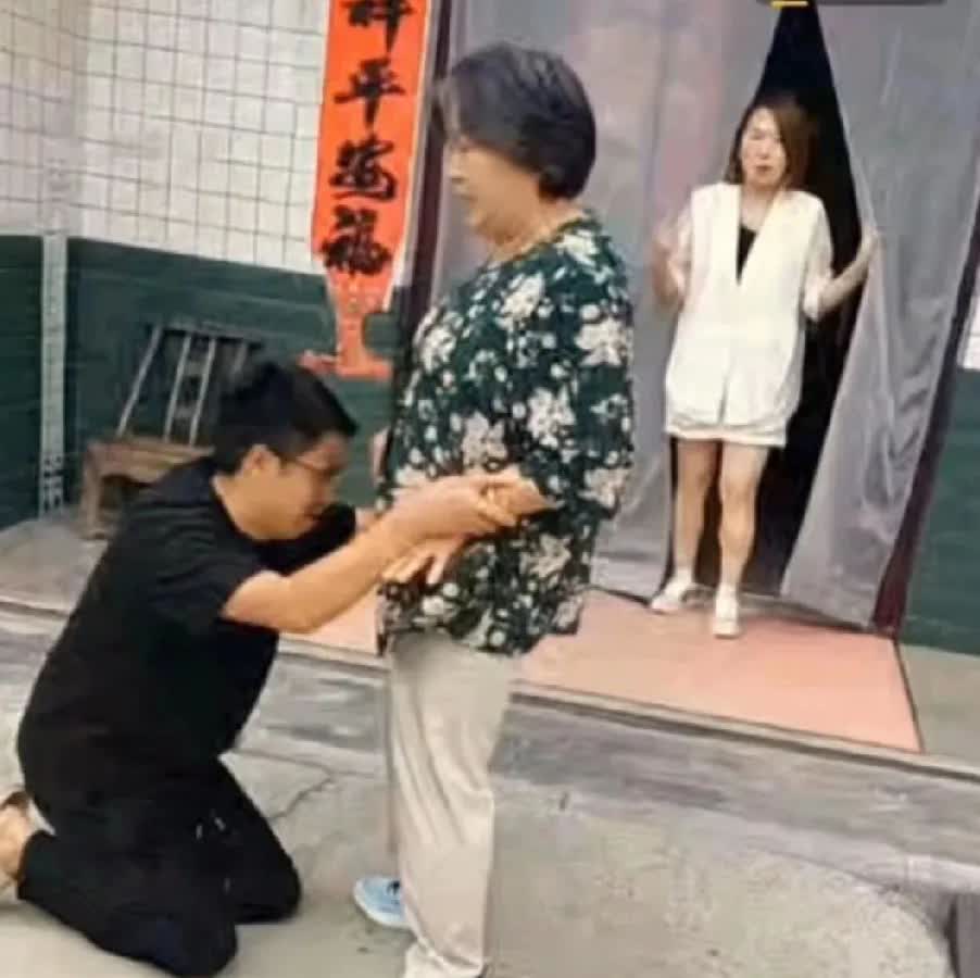 老李以跪求“饶”！
      在资本面前，普通老百姓束手无策。老李的下跪，无