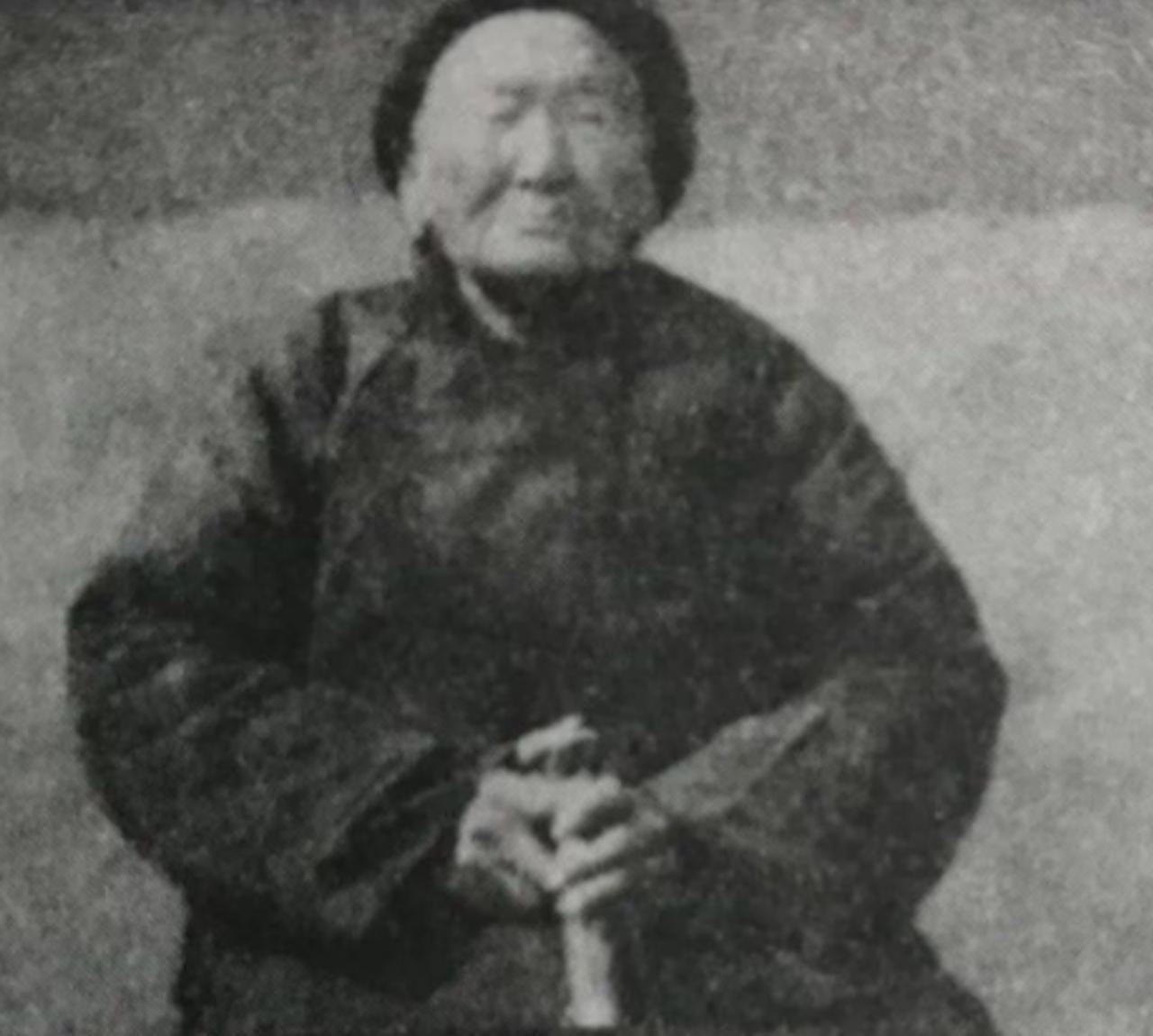 抗日战争时期，30岁女情报员，推着500颗子彈，去八路军驻地。不料半路，被8名伪