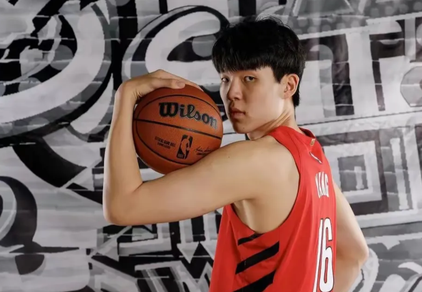 杨瀚森真是靠高球商打球

今天的NBA夏季联赛, 开拓者对火箭的比赛中，杨瀚森又