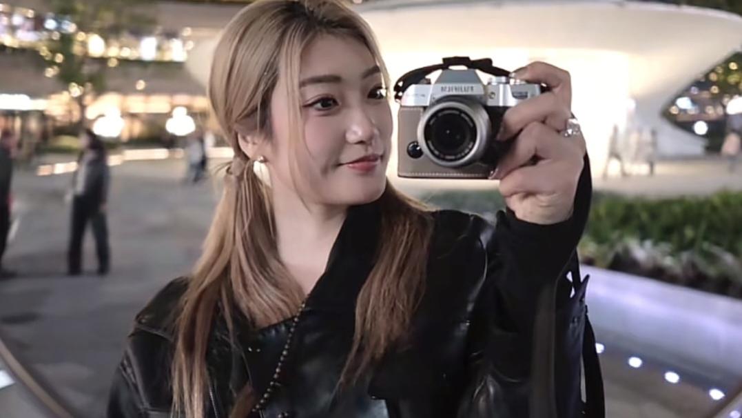 女篮李梦更新社媒，庆祝恋爱三周年纪念日，回复球迷还不会退役