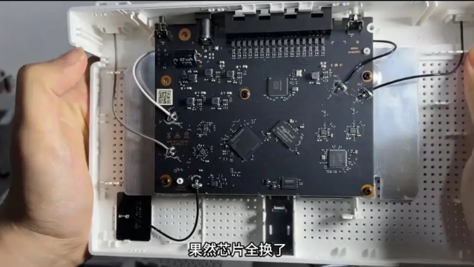 某博主拆机了某个厂家的某款路由器，发现对比之前的版本，芯片更换了，主频降低了，天