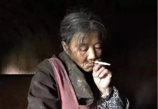 "你们看，那个疯婆子又在捡垃圾了！"2012年的甘肃陇南，村民们总能看到一个瘦小
