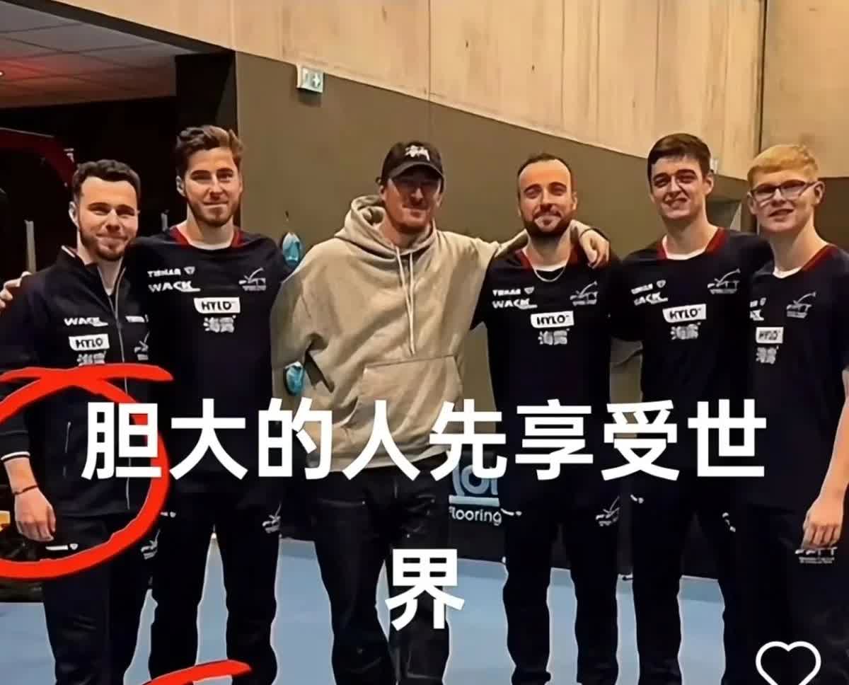 外国黄鞋小哥又来了[大笑]
不仅小黄鞋焊在脚上了，手链也由红色变黑色啦，是头哥