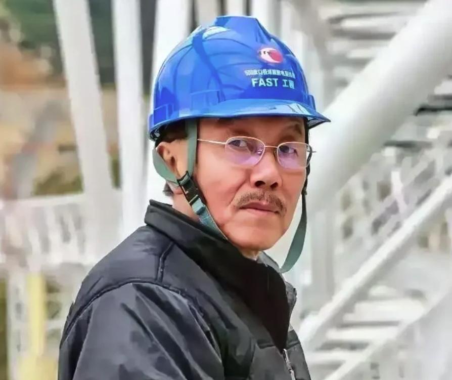 照片上这位“农民工”，却掌握一项技术足以卡住欧美国家的“脖子”！美国将他从国际合