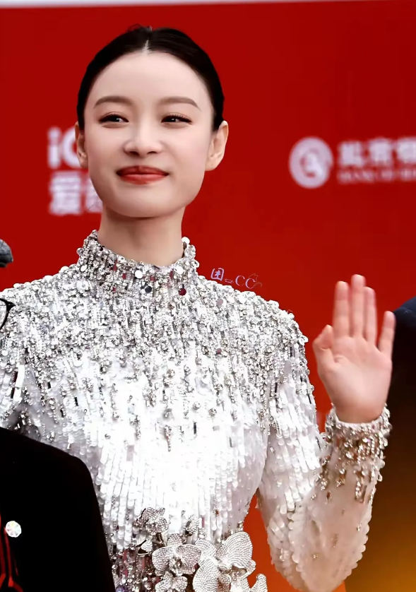 北京国际电影节上，倪妮状态极佳，三套礼服轮番上阵，每一套都美出新高度。天选骨相美