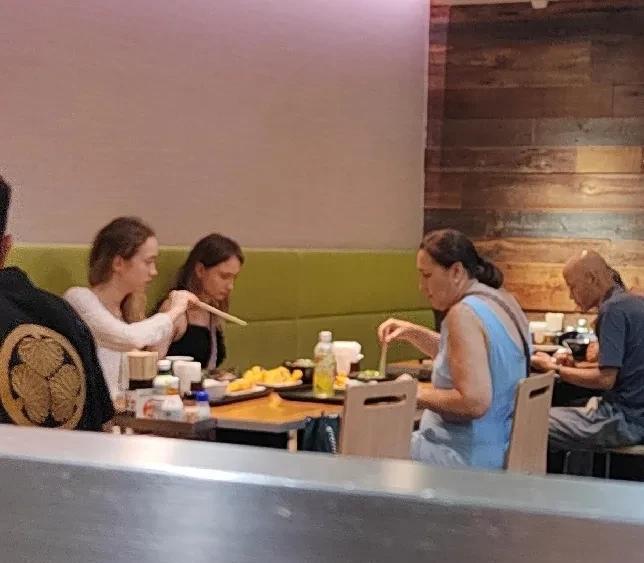 这三个估计是俄罗斯或乌克兰人，两个女儿很瘦很漂亮。
妈妈年轻时应该也是一个大美人