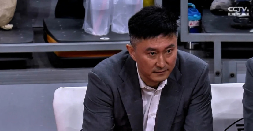 广东男篮与广厦的四番战，杜锋带队以84-74艰难取胜，但赛后并未展露笑容。面对广