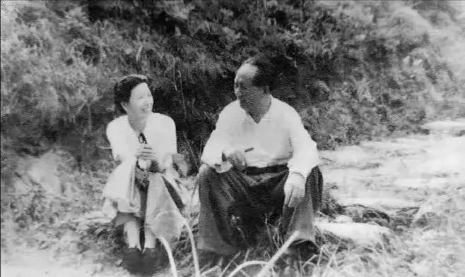 这是五十年代，毛主席与妻子的合影照。
照片中毛主席与妻子坐在石头上，两人四目相对