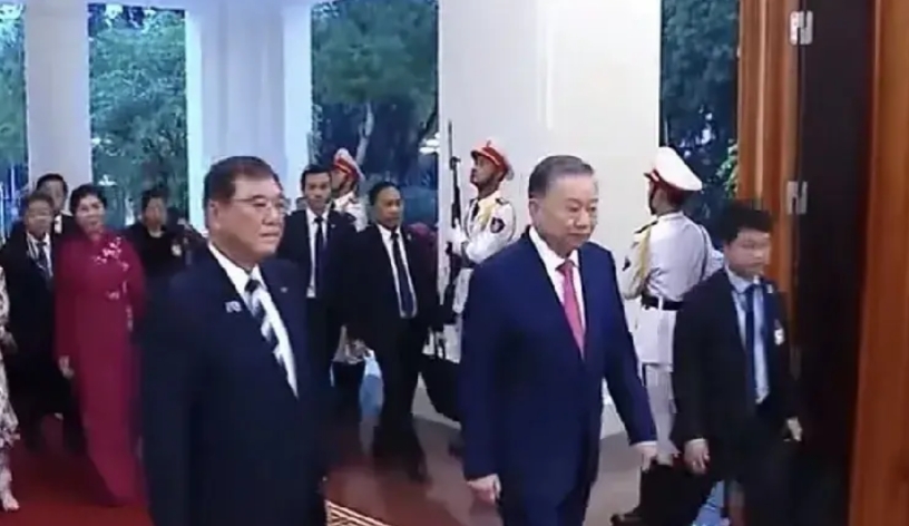 一觉醒来，忽然看到越南领导人迎接日本贵宾并举行座谈的现场画面。我们注意到，越南会