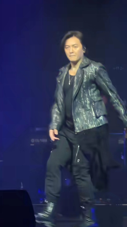 看见郑伊健演唱会跳舞，当时我就震惊了！铜锣湾扛把子浩南竟然在街上跳皮筋卖艺