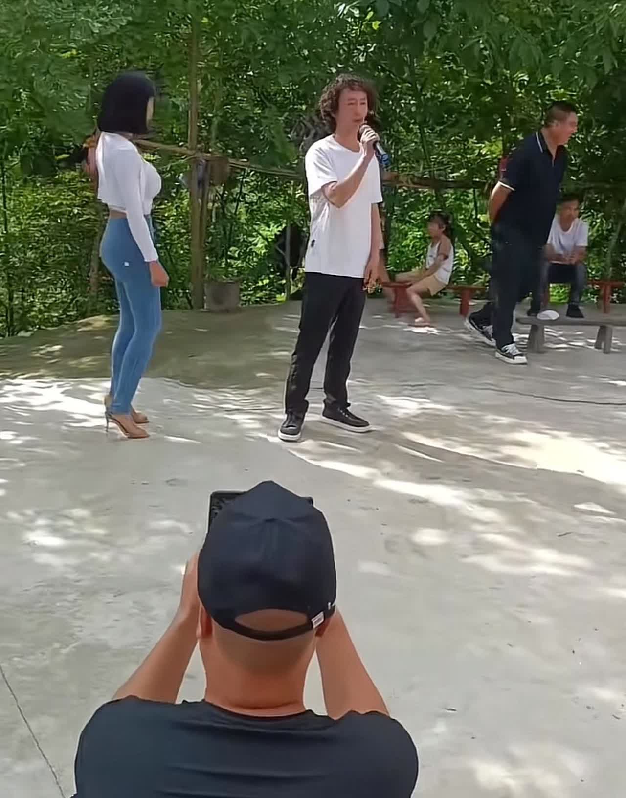 网友发文：家乡网红庞麦郎带女子回乡献唱