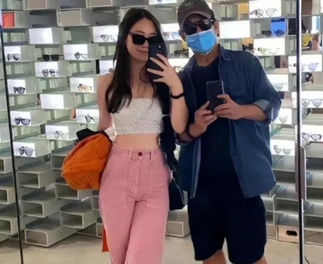 一次，鲁豫问李连杰:“有一个问题我想不通，追求利智的人那么多，你是怎么把她追到手