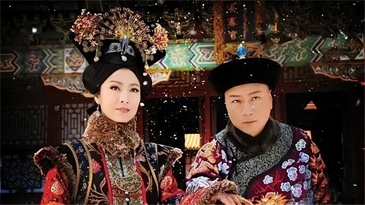 科举开考前，李莲英找到主考官，把自己参加考试的侄子名字写了上去。结果主考官把纸条