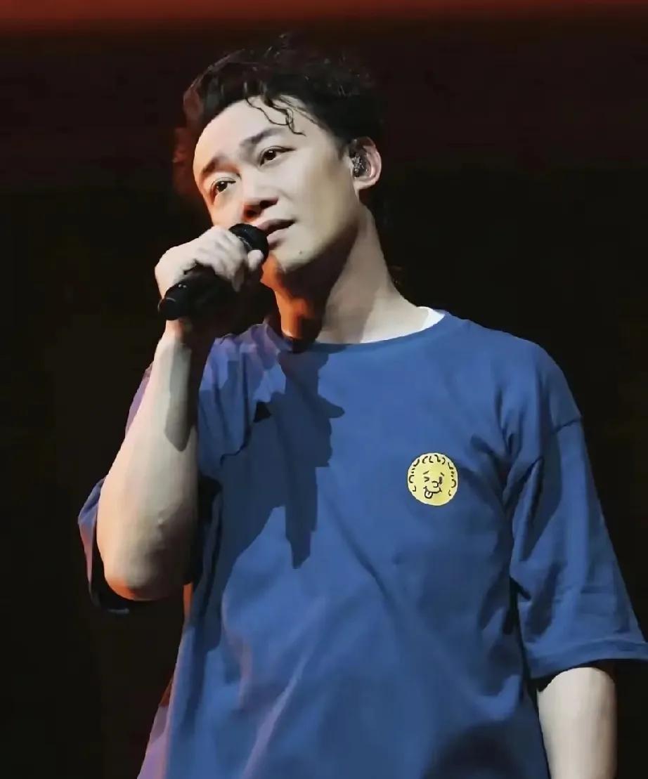 此前，陈奕迅团队已因他确诊新冠宣布延期高雄三场演唱会，但病情轻微需休养。明明只是