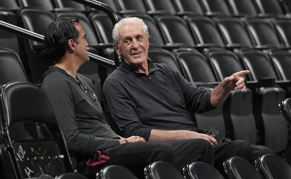 难道莱利这些年一直在憋大招？
美记Brett Siegel 在节目中表示：帕特-