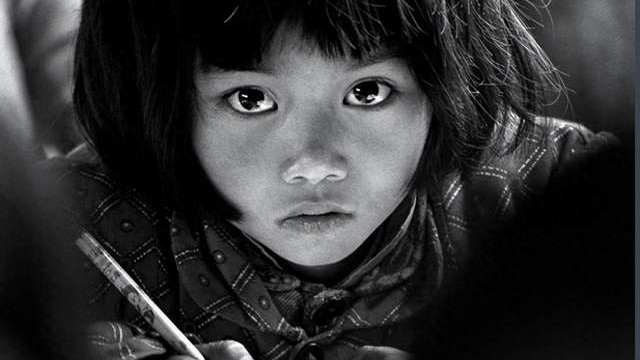 那双渴望读书的大眼睛，如今怎样了？她的故事藏着时代的回答