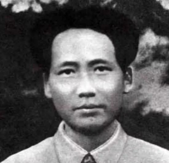 1929年，闽西一位农民冒着生命危险背负病重的毛主席，翻越三座大山救了毛主席一命