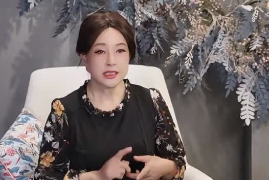 刘晓庆说，女性无论是70岁还是17岁你都是自由的，不要被限定在女性年龄的框框里，