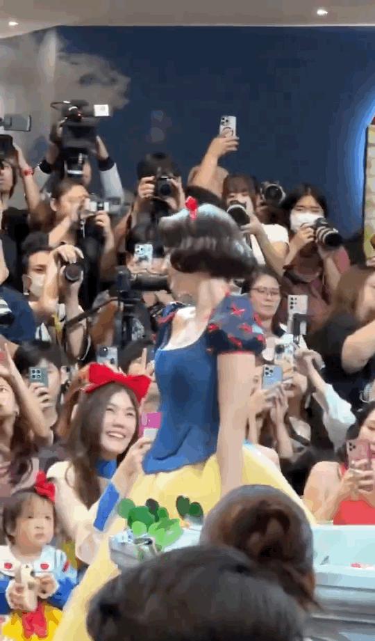 这是我们心中的白雪公主。
网友：无论海外的红发还是黑发的白雪公主，她才是我们心
