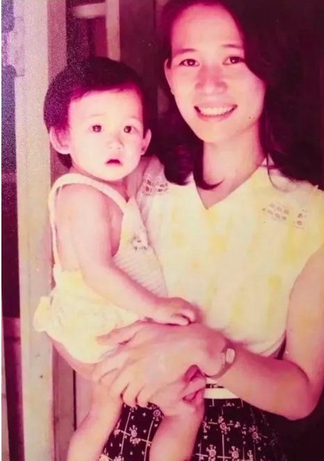 图一是林志玲的妈妈抱着林志玲，林志玲小时候好可爱呀！从小就是美人胚子！
林志玲不