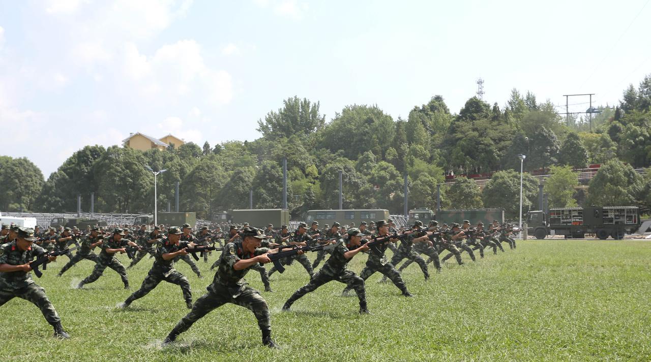 当兵时，我在团军务股当纠察，其实照顾了些战友，但最后还是没得到他们的理解。
  