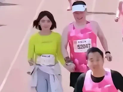 情侣跑马拉松引热议











哇，这瓜保熟吗？无锡马拉松惊现十指紧扣