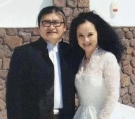 1987年，刘欢对主持人卢璐一见钟情，认识9天后就求婚成功。可是去民政局登记时，