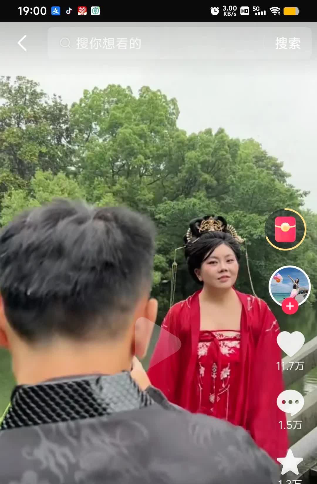 全网都在撮合徐红和向晗
大家都知道，向晗性子有点闷闷的，而徐红则是很跳脱，平时
