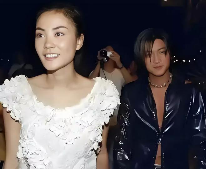 王菲和谢霆锋绝对是娱乐圈里最神奇的一对，4点几乎无人能及，尤其最后一点，不服不行