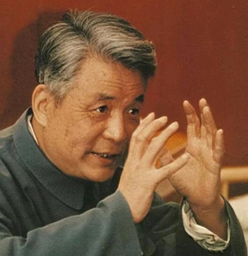 在中国的茫茫戈壁上，一群科学家曾默默无闻地伏案计算，用算盘和纸笔绘出一个民族的未