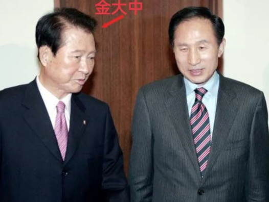 猪队友！李在明搞不好是第二个金大中

金大中有三个儿子，但都比较坑爹，均因涉嫌受